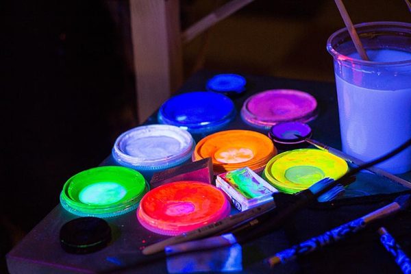 环氧树脂和夜光颜料的混合比例是多少？