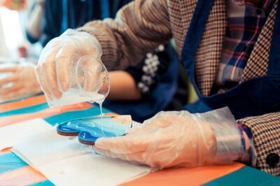 如何制作树脂杯垫——您自己的 DIY 树脂杯垫