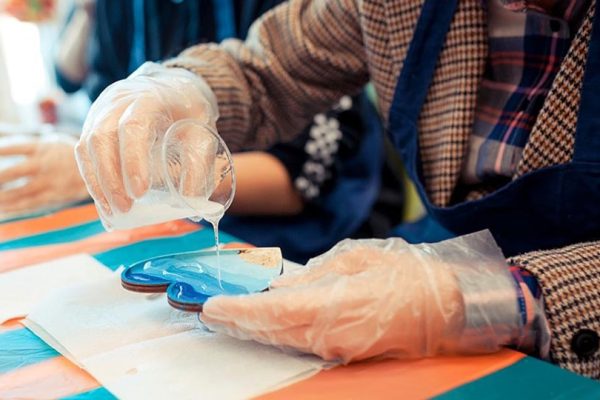 如何制作树脂杯垫——您自己的 DIY 树脂杯垫