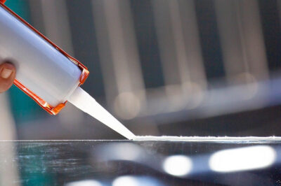 如何将玻璃粘到木头上？