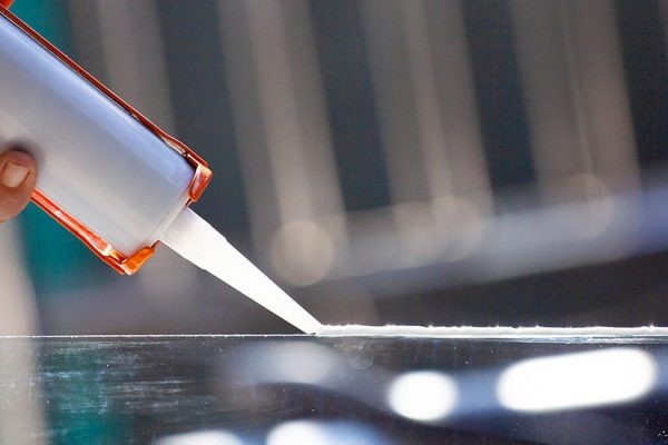 如何将玻璃粘到木头上？