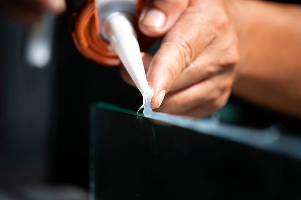 关于如何粘合有机玻璃的提示和技巧