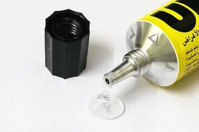 如何去除玻璃上的强力胶？