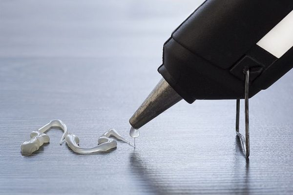 如何去除地毯上的强力胶？