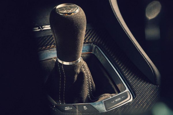 为什么碳纤维在制造豪华汽车时很受欢迎？