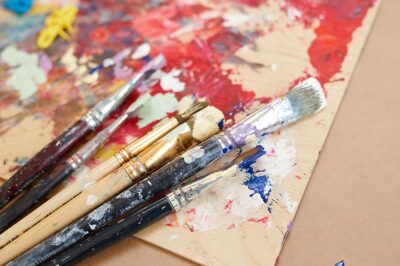 如何清洁刷子上的丙烯酸漆？