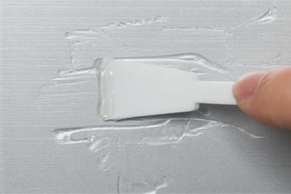 如何去除胶粘剂？