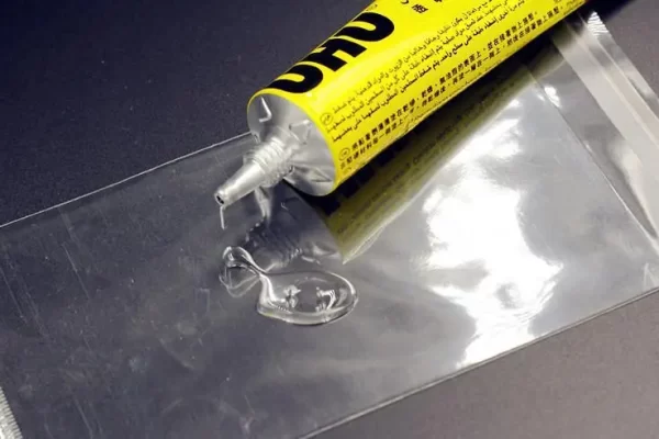 如何从木桌上去除强力胶？