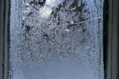 如何清除窗户上的胶状和粘性物质？