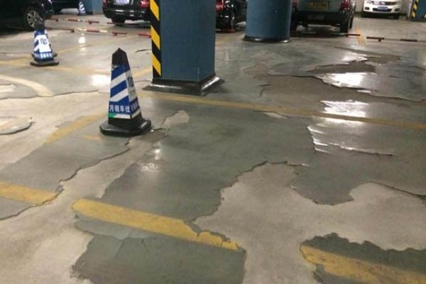 如何修复坑坑洼洼的车库地板？