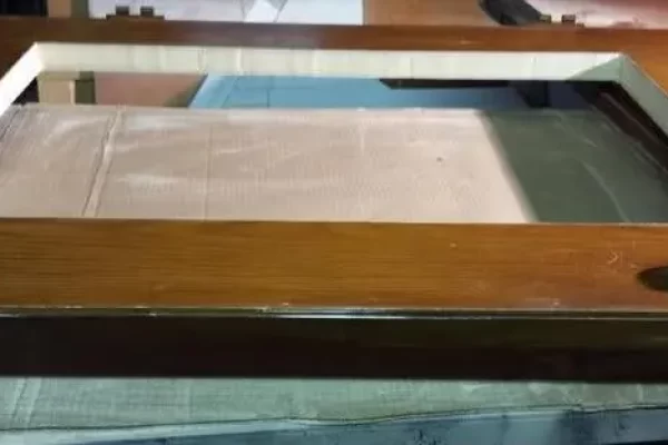 涂刷玻璃纤维门时如何去除刷痕？