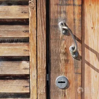 修复小裂缝并粉刷木质门的方法