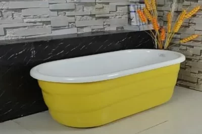 如何修复玻璃纤维浴缸中的细线裂缝？