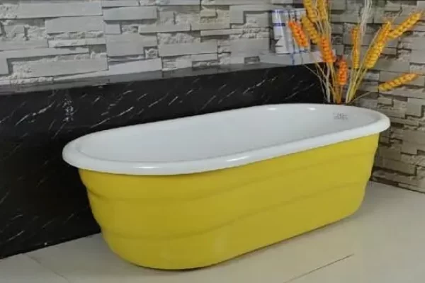 如何修复玻璃纤维浴缸中的细线裂缝？