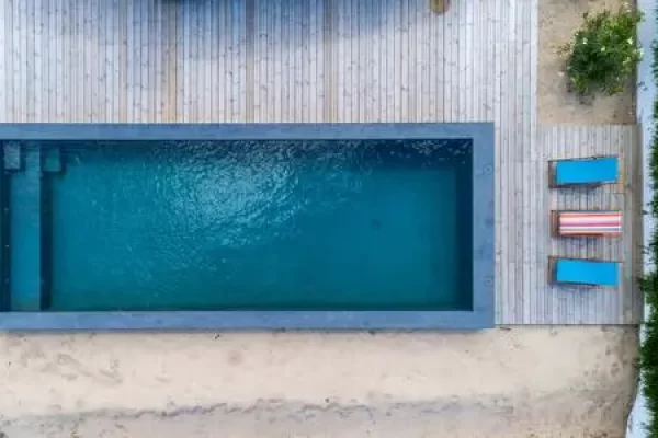 裂纹泳池甲板的环氧树脂表面修复