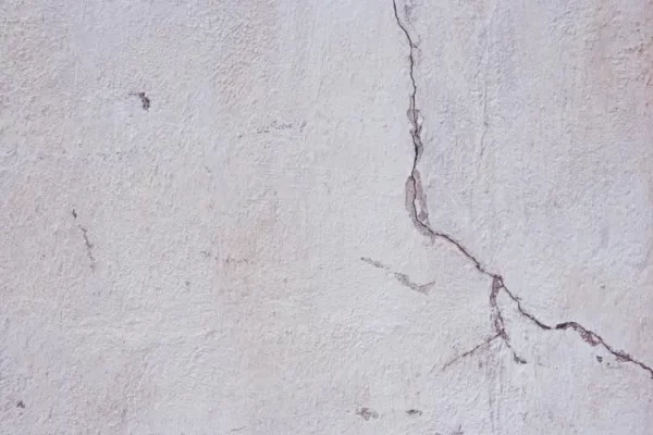 如何修复墙上的裂缝？