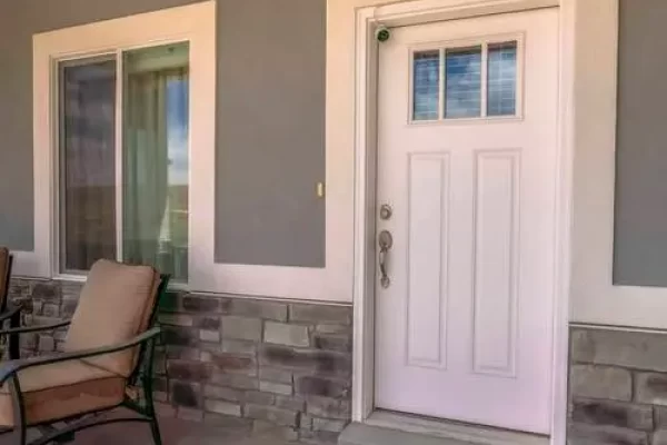 修复小裂缝并粉刷木质前门