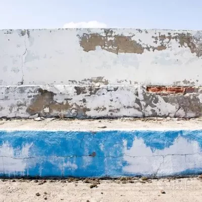 如何重新粉刷破碎的墙漆？