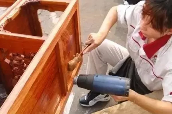 如何粉刷一件木家具？