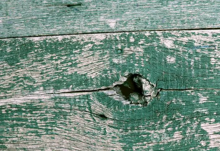 如何在房屋的外部涂上干裂的木头？