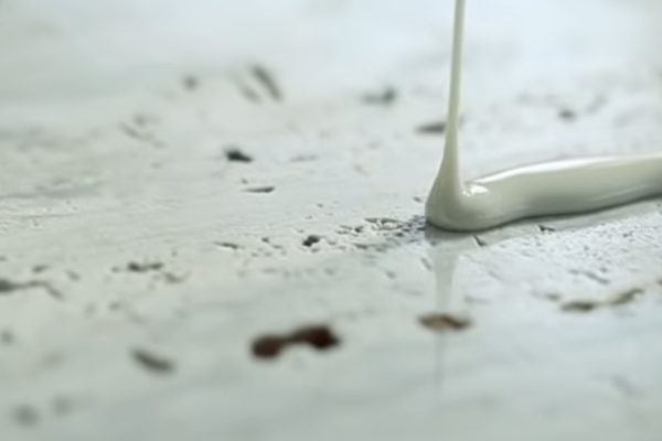 我怎么知道何时使用环氧树脂胶和聚酯胶？