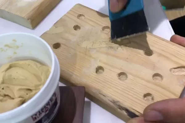 如何用木材填料修复甲板