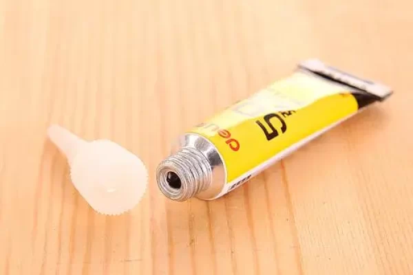 如何去除手上的强力胶（氰基丙烯酸酯）