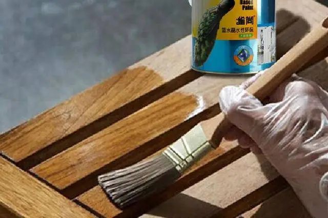 如何在木材上涂水性清漆？