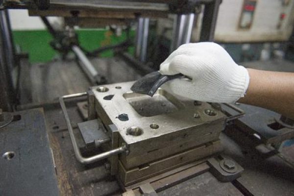 在半永久性和牺牲性脱模剂之间进行选择