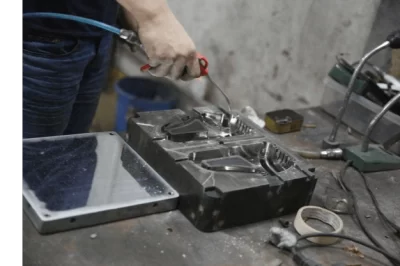 如何有效去除模具表面的固化聚氨酯？