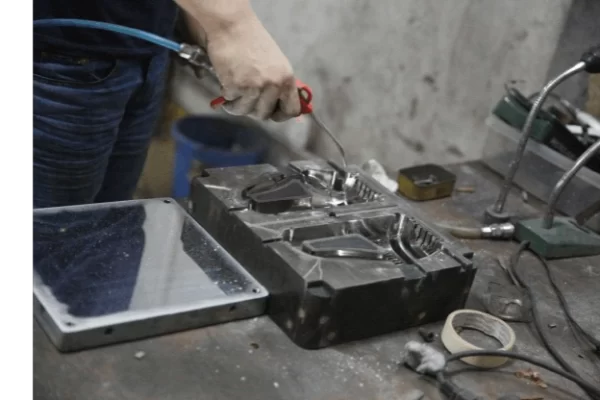 如何有效去除模具表面的固化聚氨酯？