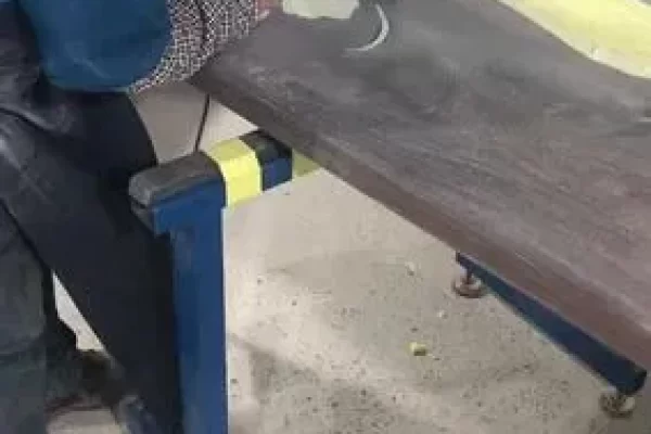 如何倒树脂桌？