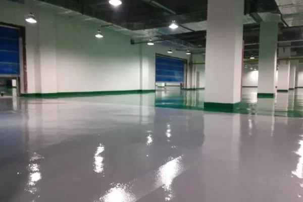 车库地板上涂了多少层环氧树脂胶？