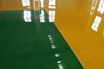 我应该在使用环氧树脂之前打磨车库地板吗？