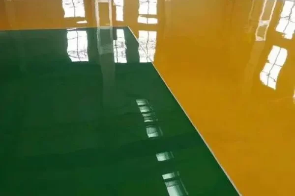 我应该在使用环氧树脂之前打磨车库地板吗？