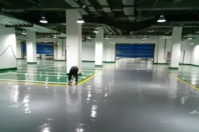 我应该在环氧树脂之前涂刷车库地板吗？