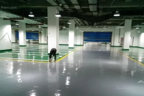 我应该在环氧树脂之前涂刷车库地板吗？