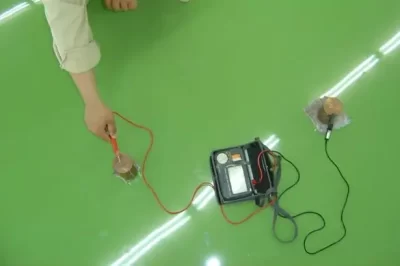 我需要清除车库地板上的旧环氧树脂吗？