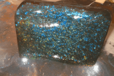 在树脂上放什么让它发亮光？