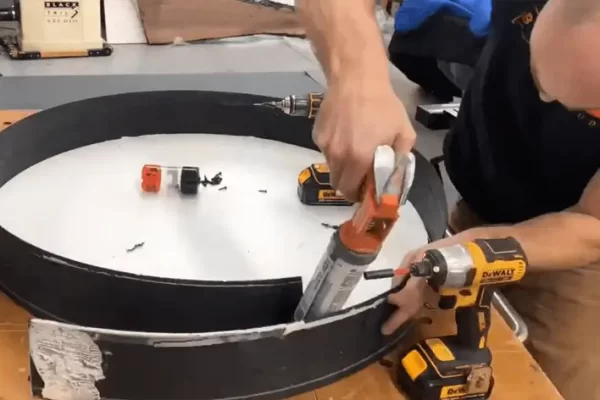 如何在环氧树脂中镶花？