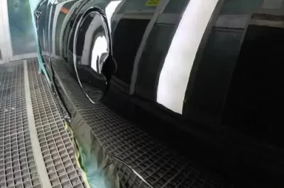 打磨水性清漆后，我可以使用什么作为溶剂擦拭来去除残留物？