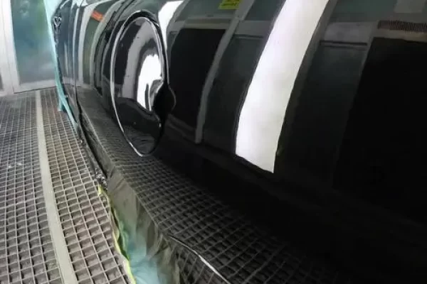 打磨水性清漆后，我可以使用什么作为溶剂擦拭来去除残留物？