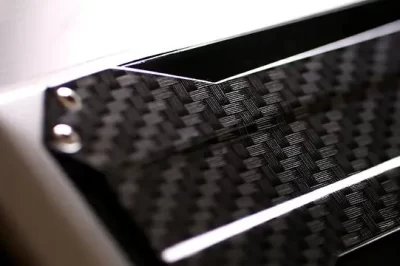 碳纤维比玻璃纤维更坚固、更轻吗？