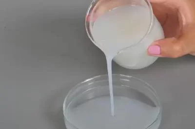 为什么胶水从容器中取出后会凝固？