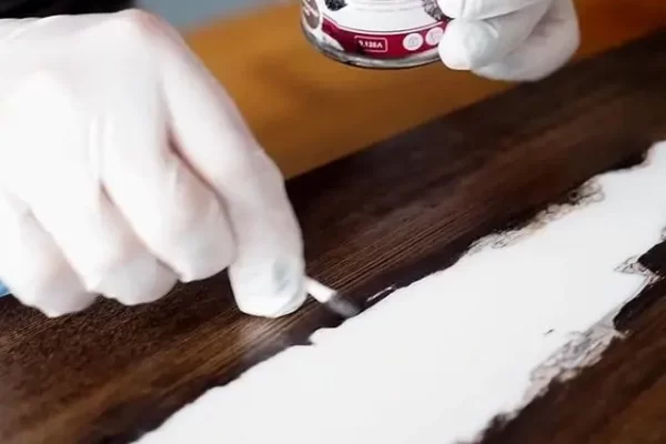 你是在环氧树脂之前还是之后给木材染色？