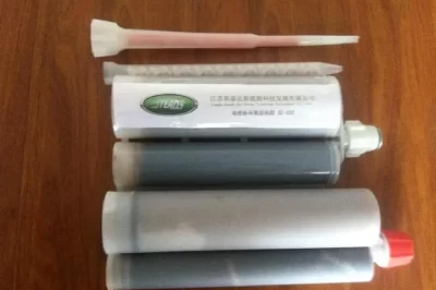 我应该使用什么软胶/粘合剂来修复/防止磨损/损坏的耳机线进一步损坏？