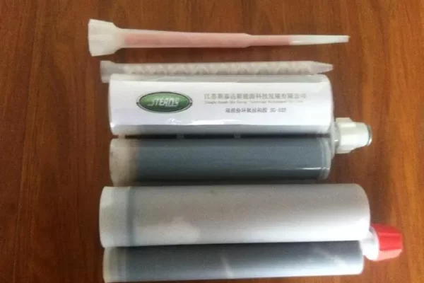 我应该使用什么软胶/粘合剂来修复/防止磨损/损坏的耳机线进一步损坏？