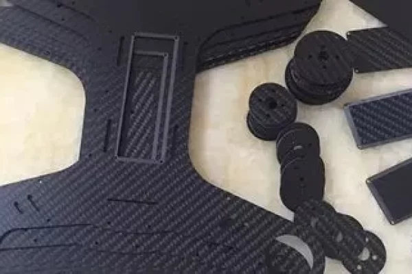 金属玻璃比碳纤维强吗？