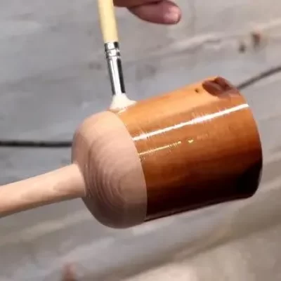 如何将树脂附着在木头上？