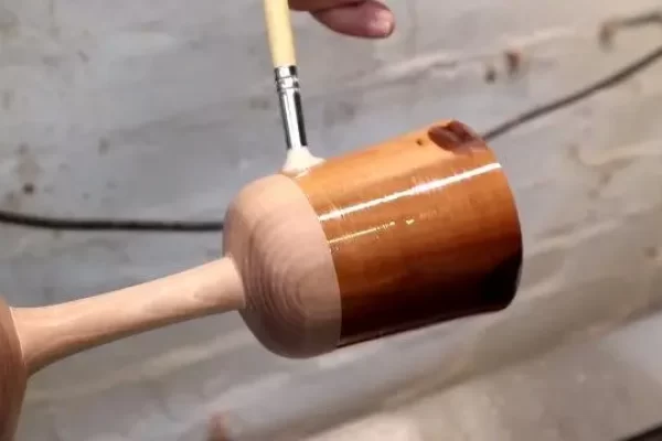 如何将树脂附着在木头上？